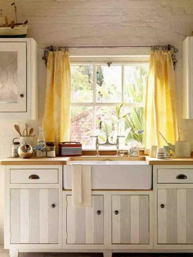 Cucina in una casa rustica (68 foto): idee di interior design in una vecchia casa rurale con una stufa. Disposizione e decorazione eco-promessati della cucina nel villaggio 9457_49