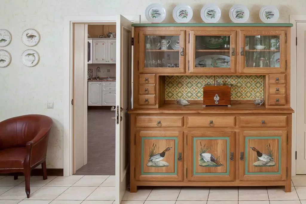 Kuhinja v rustikalni hiši (68 fotografij): Ideje za notranjo opremo v stari podeželski hiši s štedilnikom. Eko-čarobna ureditev in dekoracija kuhinje v naselju 9457_51