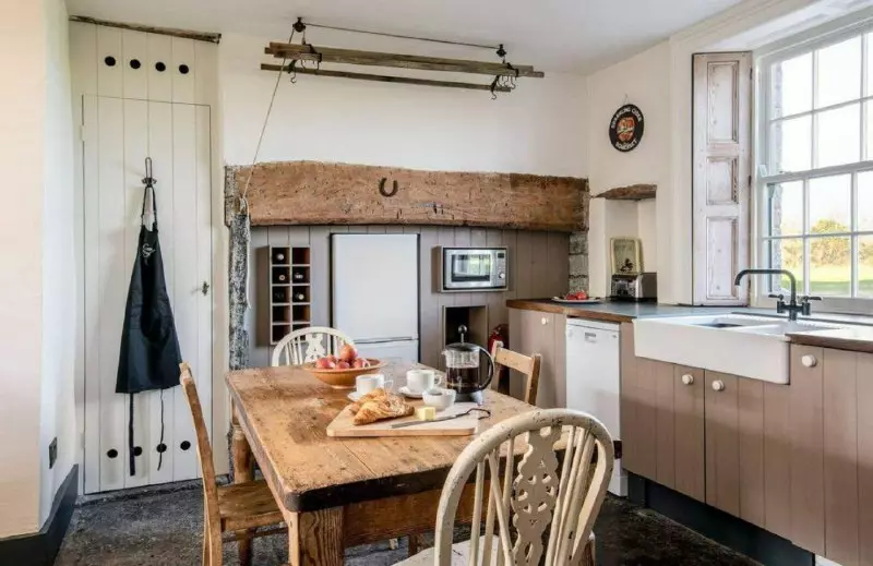 Køkken i et rustikt hus (68 billeder): Interiørdesign ideer i et gammelt landligt hus med komfur. Eco-PromaRiant arrangement og udsmykning af køkkenet i landsbyen 9457_57