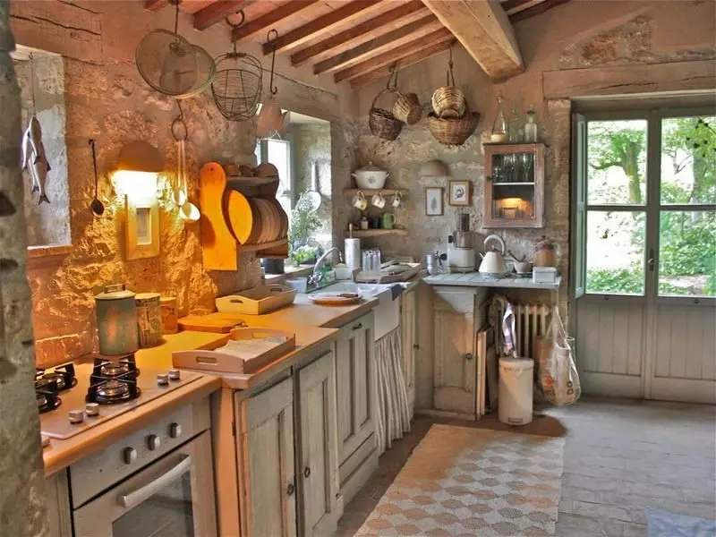 Kuhinja v rustikalni hiši (68 fotografij): Ideje za notranjo opremo v stari podeželski hiši s štedilnikom. Eko-čarobna ureditev in dekoracija kuhinje v naselju 9457_8