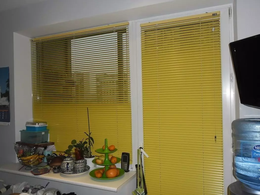 blinds នៅក្នុងផ្ទះបាយ (65 រូបថត): អ្វីដែលពិការភ្នែកគឺល្អប្រសើរជាងមុនក្នុងការជ្រើសរើសជំនួសឱ្យវាំងនន? ពិការភ្នែកបញ្ឈរសម័យទំនើបនៅខាងក្នុង, រំកិលផ្ទះបាយផ្ទះបាយសម្រាប់បង្អួច 9472_18