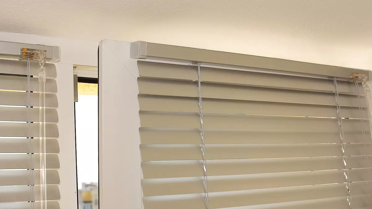 blinds នៅក្នុងផ្ទះបាយ (65 រូបថត): អ្វីដែលពិការភ្នែកគឺល្អប្រសើរជាងមុនក្នុងការជ្រើសរើសជំនួសឱ្យវាំងនន? ពិការភ្នែកបញ្ឈរសម័យទំនើបនៅខាងក្នុង, រំកិលផ្ទះបាយផ្ទះបាយសម្រាប់បង្អួច 9472_31