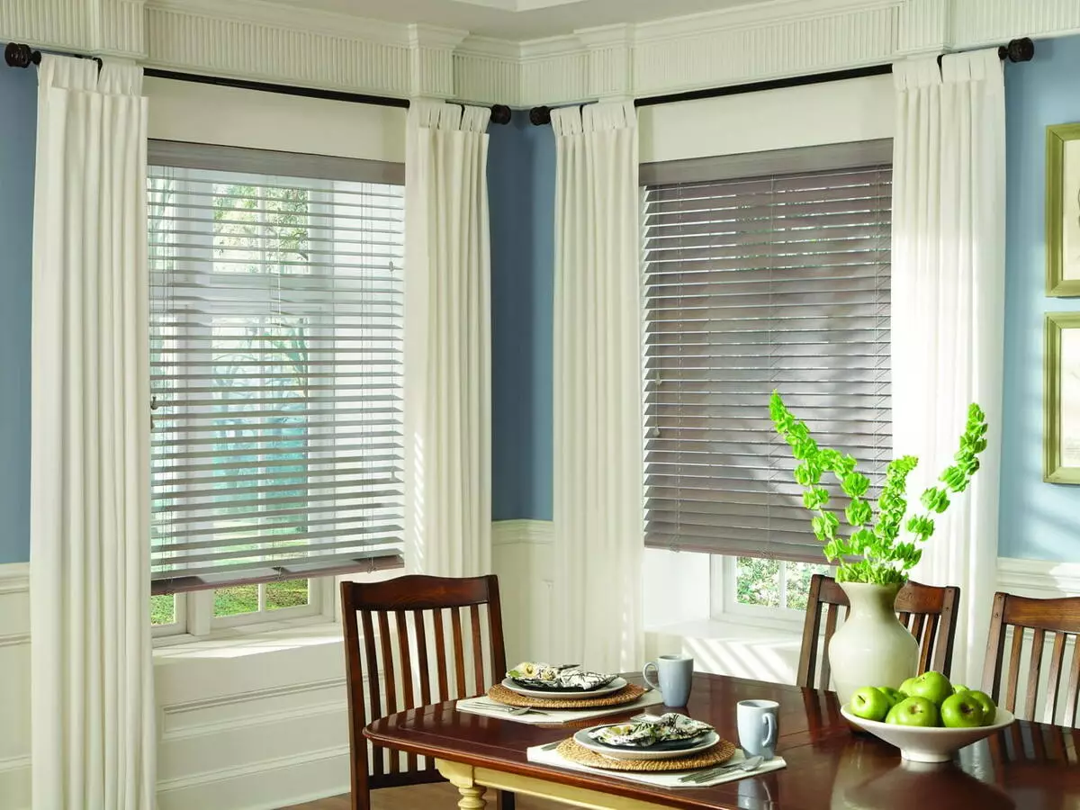 blinds នៅក្នុងផ្ទះបាយ (65 រូបថត): អ្វីដែលពិការភ្នែកគឺល្អប្រសើរជាងមុនក្នុងការជ្រើសរើសជំនួសឱ្យវាំងនន? ពិការភ្នែកបញ្ឈរសម័យទំនើបនៅខាងក្នុង, រំកិលផ្ទះបាយផ្ទះបាយសម្រាប់បង្អួច 9472_58