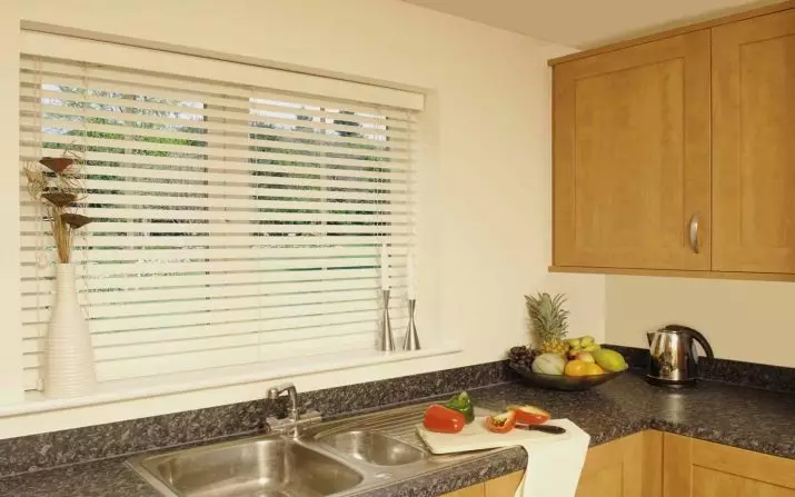 blinds នៅក្នុងផ្ទះបាយ (65 រូបថត): អ្វីដែលពិការភ្នែកគឺល្អប្រសើរជាងមុនក្នុងការជ្រើសរើសជំនួសឱ្យវាំងនន? ពិការភ្នែកបញ្ឈរសម័យទំនើបនៅខាងក្នុង, រំកិលផ្ទះបាយផ្ទះបាយសម្រាប់បង្អួច 9472_8