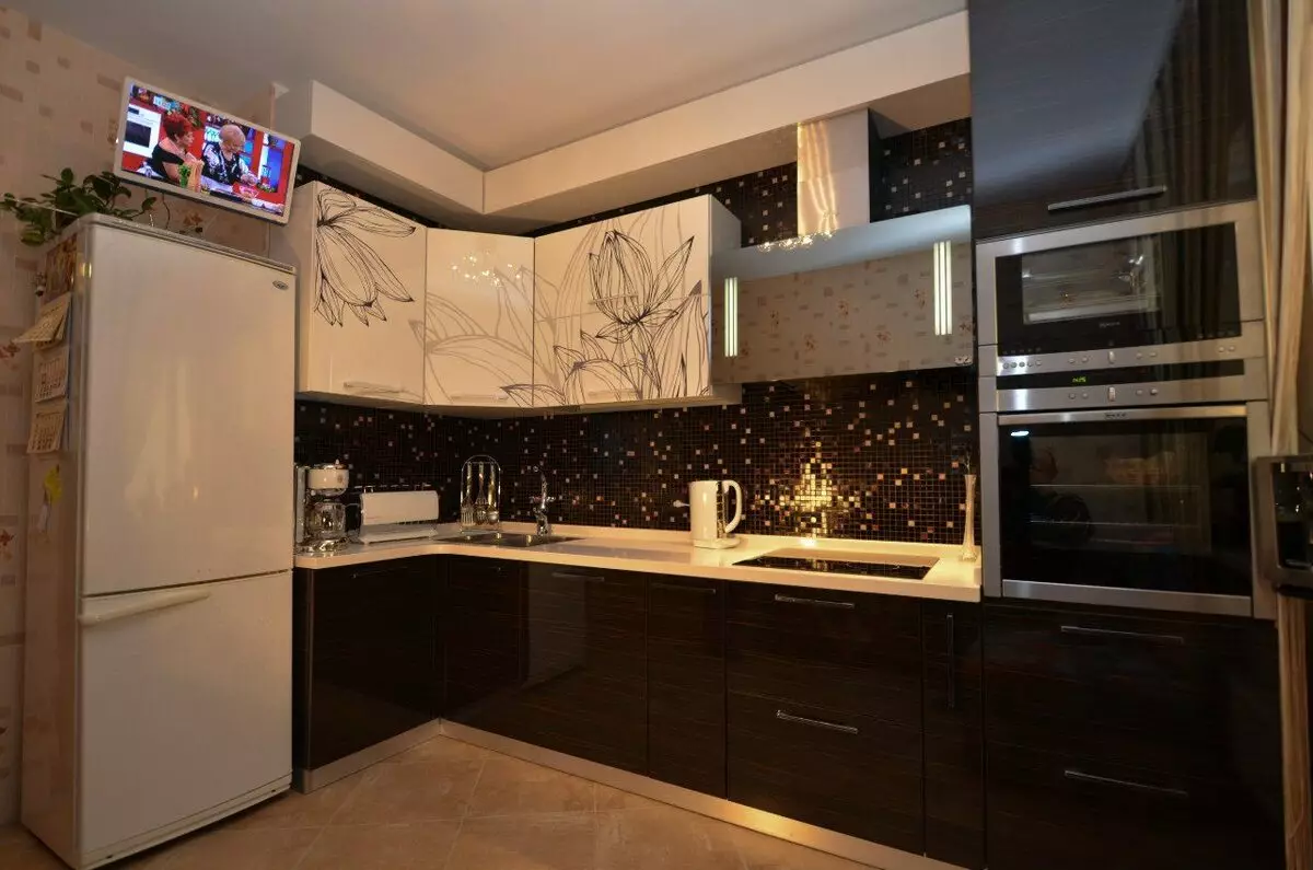Cozinhas em uma casa de painel (61 fotos): Opções para design de interiores de cozinhas de pequenos tamanhos, programando nuances 9476_18