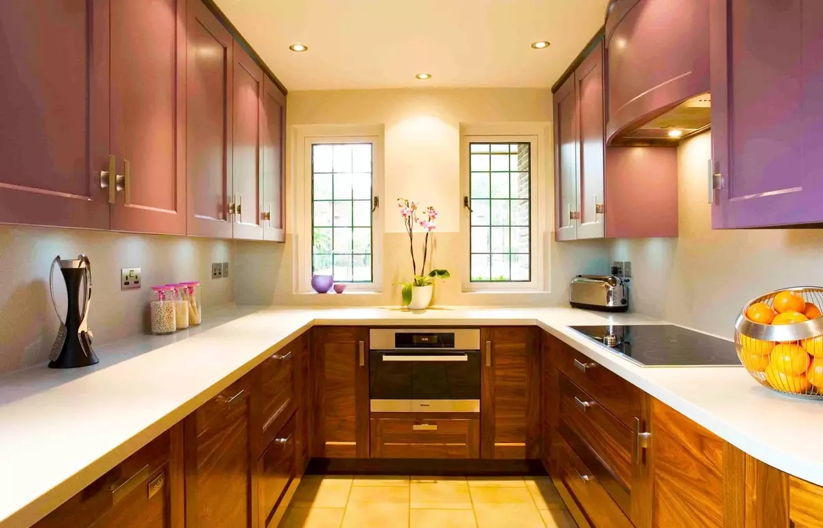 Cociñas nunha casa de panel (61 fotos): Opcións para o deseño de interiores de cociñas de pequenos tamaños, matices de programación 9476_21