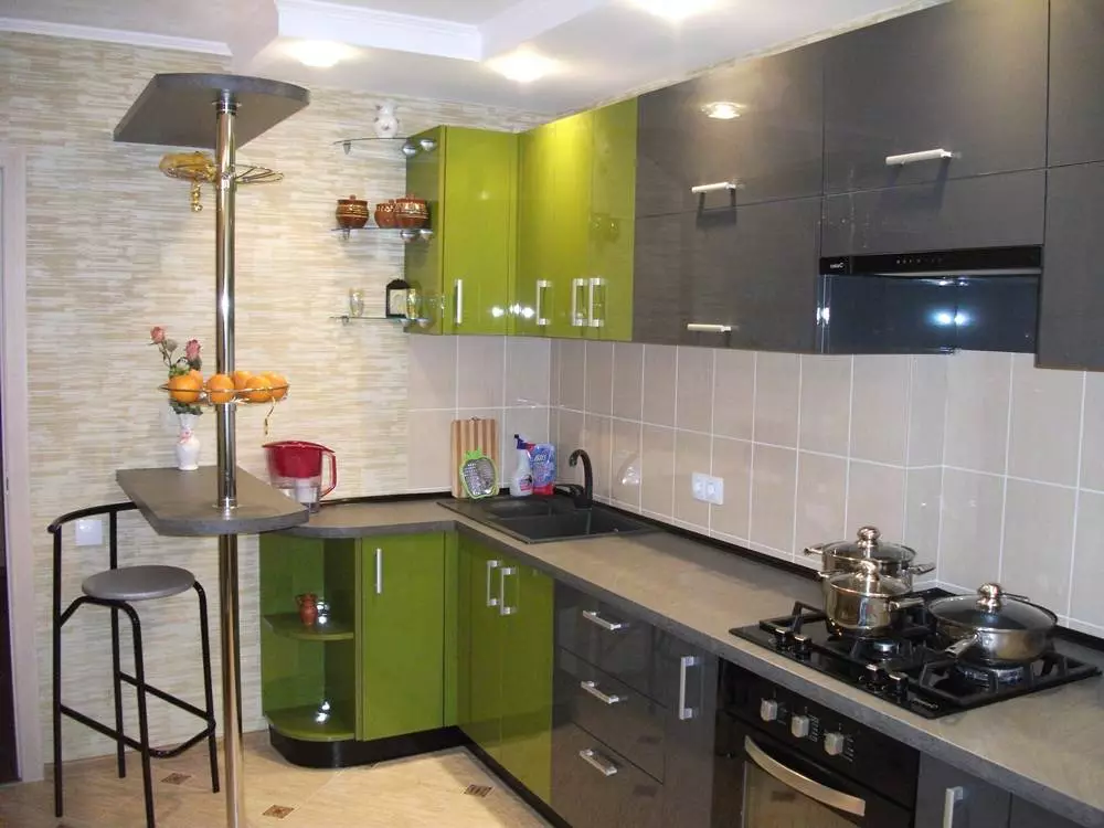 Virtuvės plokštėje (61 nuotraukos): mažų dydžių virtuvės interjero dizaino parinktys, niuansai 9476_24
