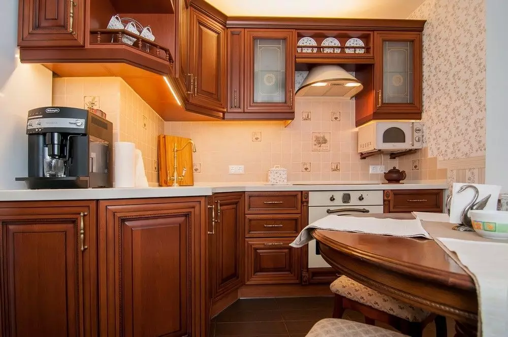Cocinas en una casa de paneles (61 fotos): Opciones para el diseño de interiores de cocinas de tamaños pequeños, matices de programación 9476_41