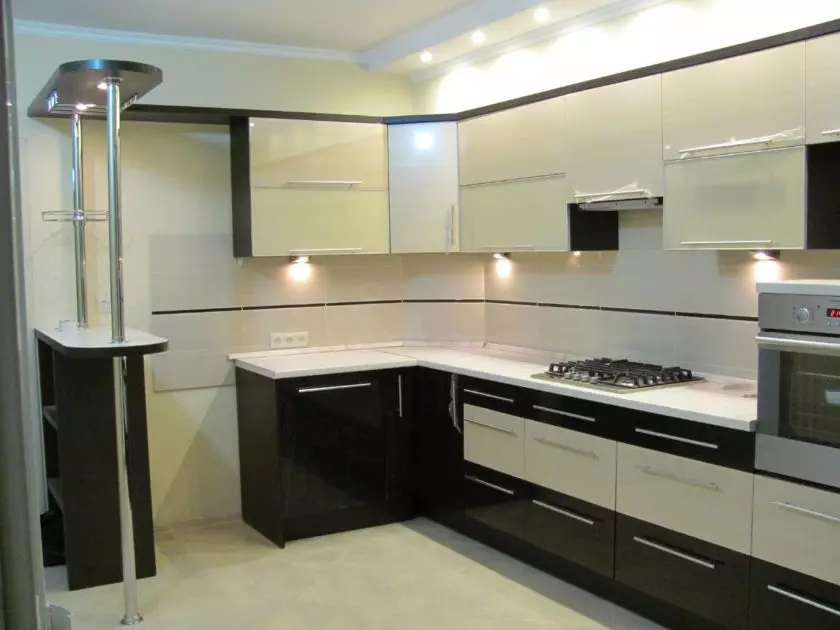 Kuchyně v panelovém domě (61 fotografií): Možnosti pro interiérový design kuchyní malých velikostí, plánování nuancí 9476_42