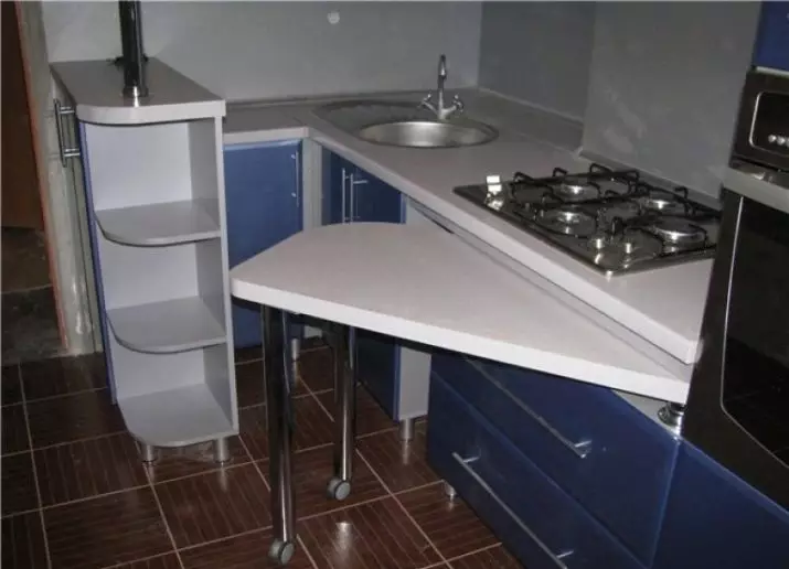 Khrushchev (26 फोटो) मध्ये स्वयंपाकघर आकार: मानक क्षेत्र काय आहे आणि लहान स्वयंपाकघर डिझाइन कसे असू शकते? 9477_14