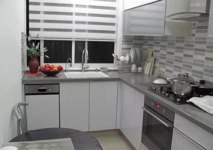 Kuchyňské velikosti v Chrushchev (26 fotek): Jaká je standardní oblast a jak může být malý design kuchyně? 9477_26