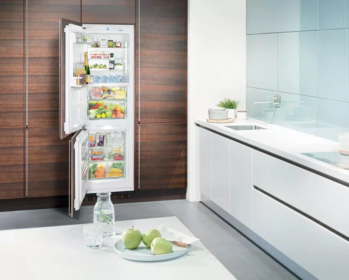 Design och diagram av vinkelkök med kylskåp (43 bilder): Översikt över köksskåp med påföljder och med inbyggt och kylskåp. Platsalternativ vid ingången och fönstren 9478_11