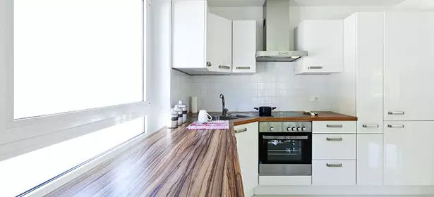 Buzdolabı (43 fotoğraf) ile açısal mutfak tasarım ve diyagramı: Cezalarda ve yerleşik ve buzdolabı ile mutfak başlığına genel bakış. Giriş ve pencerelerdeki konum seçenekleri 9478_12