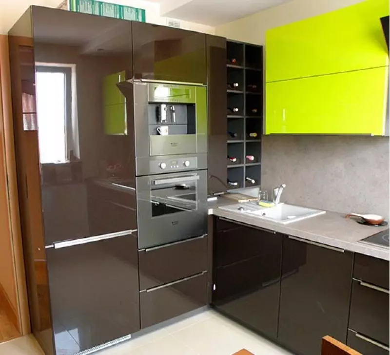 Design och diagram av vinkelkök med kylskåp (43 bilder): Översikt över köksskåp med påföljder och med inbyggt och kylskåp. Platsalternativ vid ingången och fönstren 9478_14