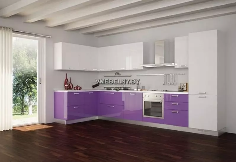 Buzdolabı (43 fotoğraf) ile açısal mutfak tasarım ve diyagramı: Cezalarda ve yerleşik ve buzdolabı ile mutfak başlığına genel bakış. Giriş ve pencerelerdeki konum seçenekleri 9478_16