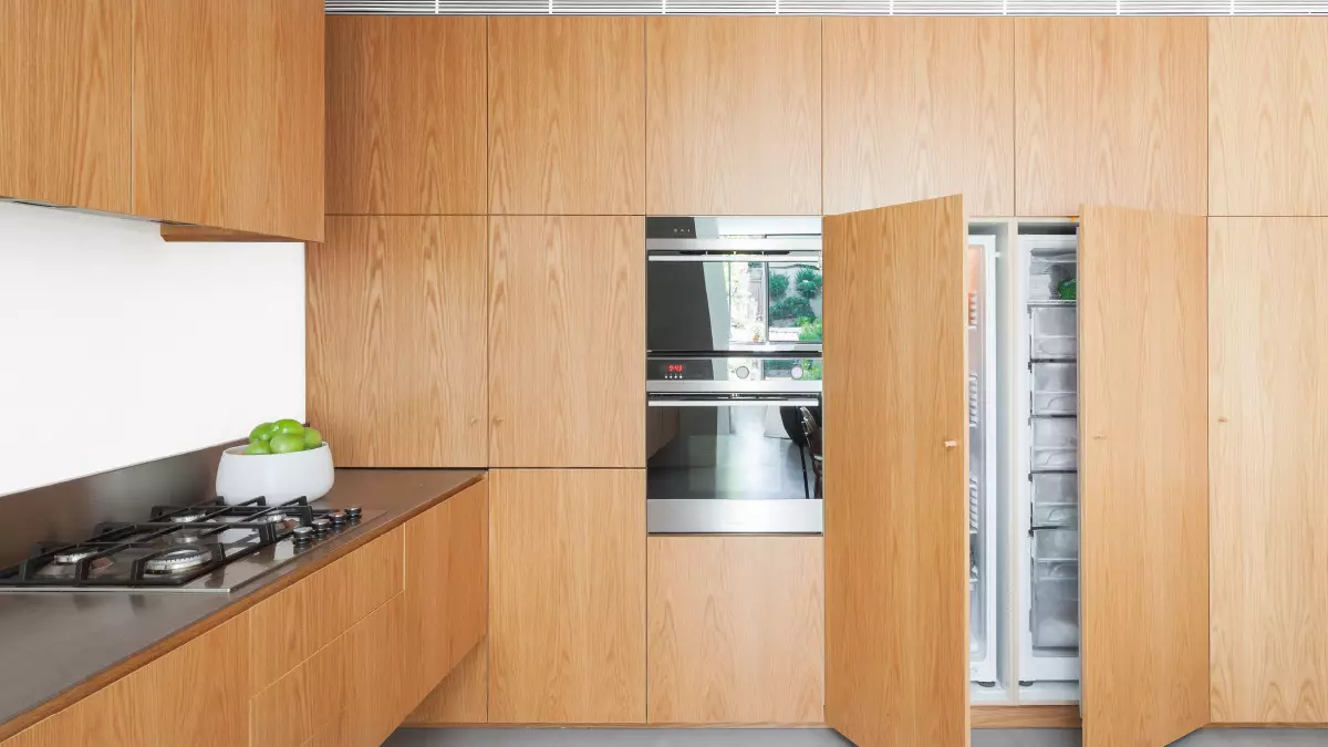 Design og diagram av vinkelkrok med kjøleskap (43 bilder): Oversikt over kjøkkenhår med straffer og med innebygd og kjøleskap. Plasseringsalternativer ved inngangen og Windows 9478_17