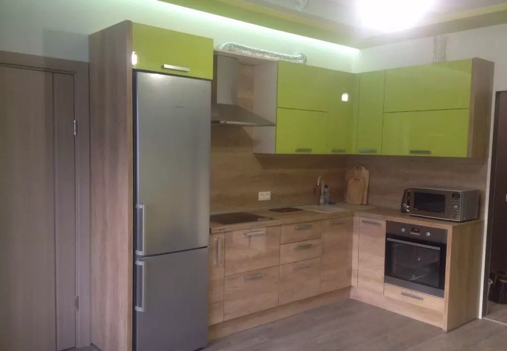 Дизайн і схема кутової кухні з холодильником (43 фото): огляд кухонних гарнітурів з пеналом і з вбудованим і холодильником. Варіанти розташування біля входу і вікна 9478_2