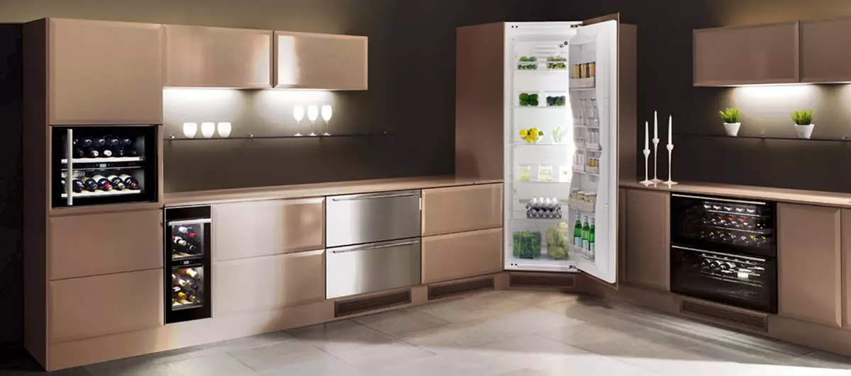 Дизайн і схема кутової кухні з холодильником (43 фото): огляд кухонних гарнітурів з пеналом і з вбудованим і холодильником. Варіанти розташування біля входу і вікна 9478_26