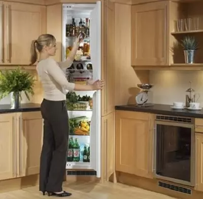 Design og diagram af vinkelkøkken med køleskab (43 billeder): Oversigt over køkkenhovedfaser med straffe og med indbygget og køleskab. Placeringsmuligheder ved indgangen og vinduerne 9478_27