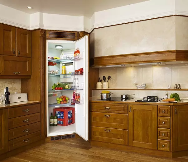 Design og diagram af vinkelkøkken med køleskab (43 billeder): Oversigt over køkkenhovedfaser med straffe og med indbygget og køleskab. Placeringsmuligheder ved indgangen og vinduerne 9478_28