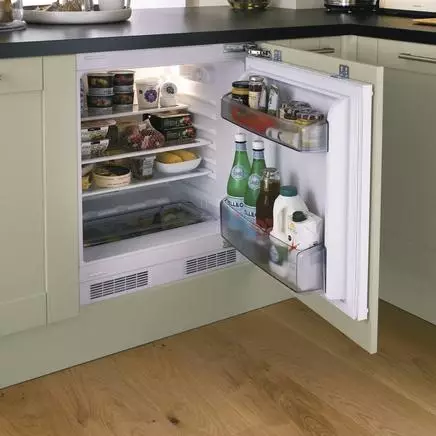 Design och diagram av vinkelkök med kylskåp (43 bilder): Översikt över köksskåp med påföljder och med inbyggt och kylskåp. Platsalternativ vid ingången och fönstren 9478_29