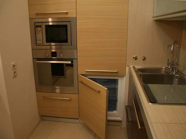 Conception et diagramme de la cuisine angulaire avec réfrigérateur (43 photos): aperçu des têtes de cuisine avec des pénalités et avec un réfrigérateur intégré et un réfrigérateur. Options de localisation à l'entrée et fenêtres 9478_30