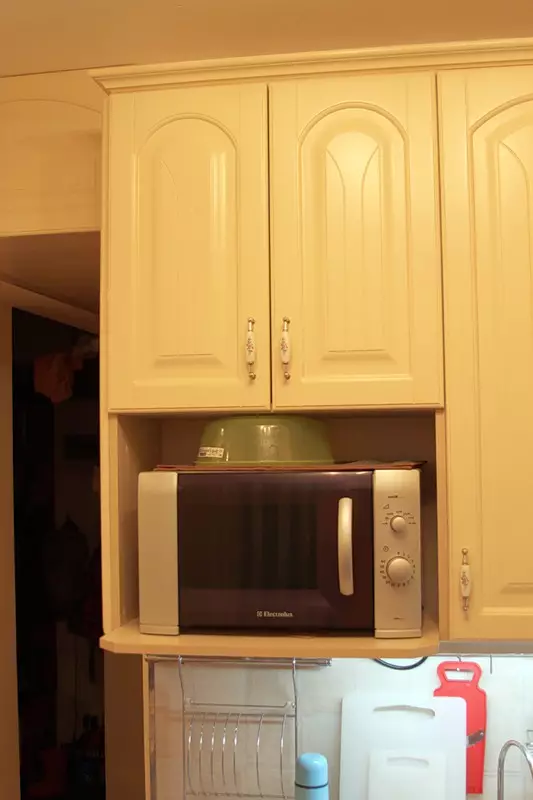 طراحی و نمودار آشپزخانه زاویه ای با یخچال و فریزر (43 عکس): مرور اجمالی از جعبه های آشپزخانه با مجازات و با ساخته شده و ساخته شده در یخچال و فریزر. گزینه های موقعیت مکانی در ورودی و ویندوز 9478_35