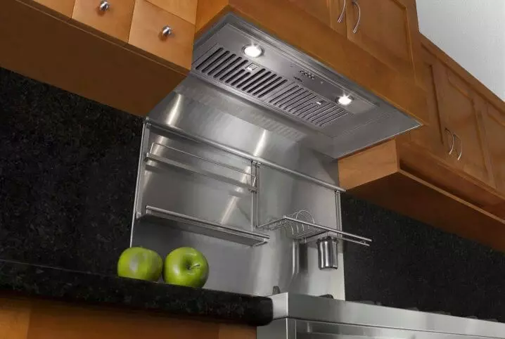 Dizajn a diagram uhlovej kuchyne s chladničkou (43 fotografií): Prehľad kuchynských chodcov s trestmi as vstavanou a chladničkou. Možnosti umiestnenia pri vstupe a Windows 9478_37