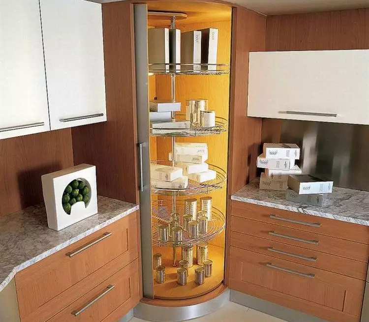 Design och diagram av vinkelkök med kylskåp (43 bilder): Översikt över köksskåp med påföljder och med inbyggt och kylskåp. Platsalternativ vid ingången och fönstren 9478_40