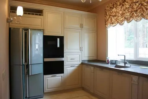 Дизайн і схема кутової кухні з холодильником (43 фото): огляд кухонних гарнітурів з пеналом і з вбудованим і холодильником. Варіанти розташування біля входу і вікна 9478_42