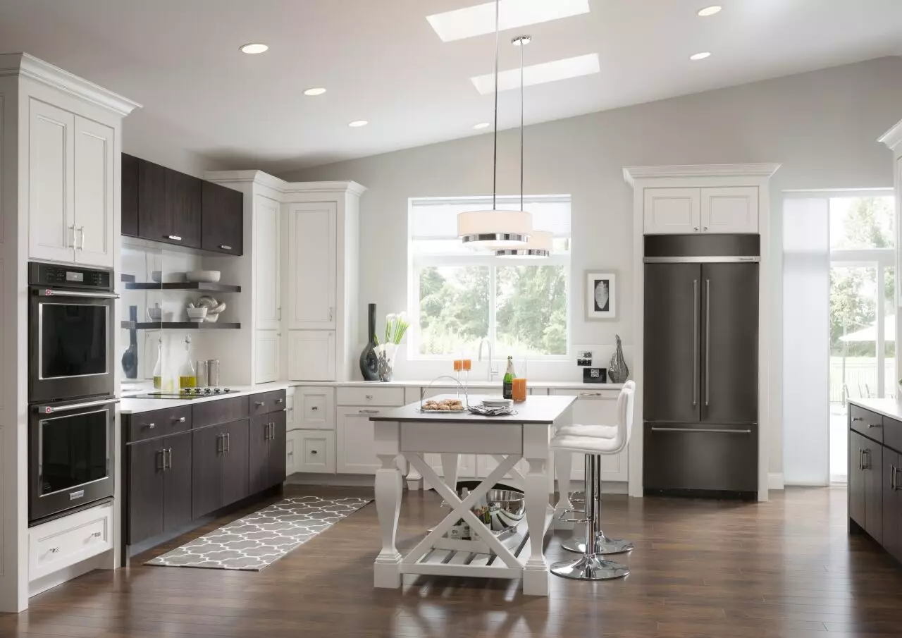 Buzdolabı (43 fotoğraf) ile açısal mutfak tasarım ve diyagramı: Cezalarda ve yerleşik ve buzdolabı ile mutfak başlığına genel bakış. Giriş ve pencerelerdeki konum seçenekleri 9478_43