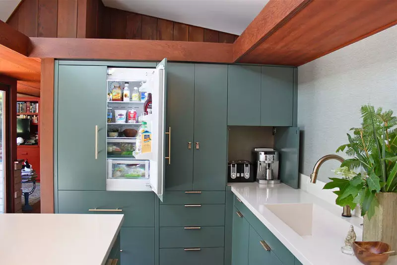 有角廚房的設計和圖表用冰箱（43張照片）：廚房頭部概述，帶有罰球，內置和冰​​箱。入口和窗戶的位置選項 9478_6