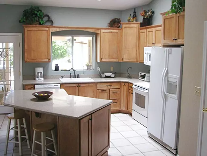 Oblikujte in diagram kotne kuhinje s hladilnikom (43 fotografij): Pregled kuhinjskih headcases s kaznimi in z vgrajenim in hladilnik. možnosti lokacije na vhodu in okna 9478_7