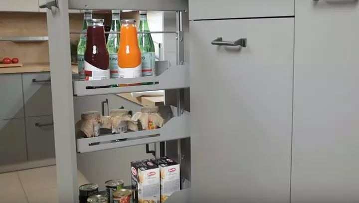 Design og diagram av vinkelkrok med kjøleskap (43 bilder): Oversikt over kjøkkenhår med straffer og med innebygd og kjøleskap. Plasseringsalternativer ved inngangen og Windows 9478_9