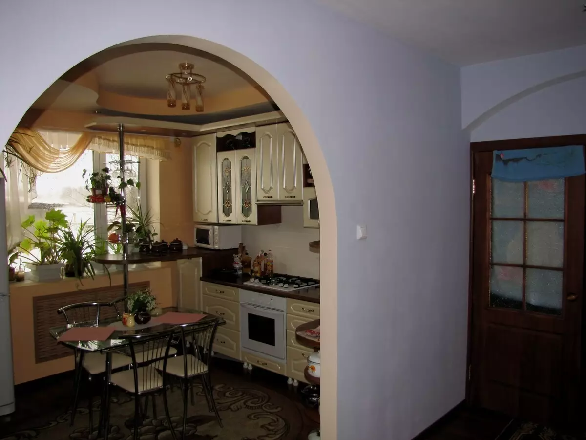 ห้องครัวในบ้านเรือ (46 รูป): การออกแบบห้องครัว 6 ตารางเมตร เมตรและซ่อมแซมห้องครัวขนาดเล็กอื่น ๆ แนวคิดการวางแผน 9482_20