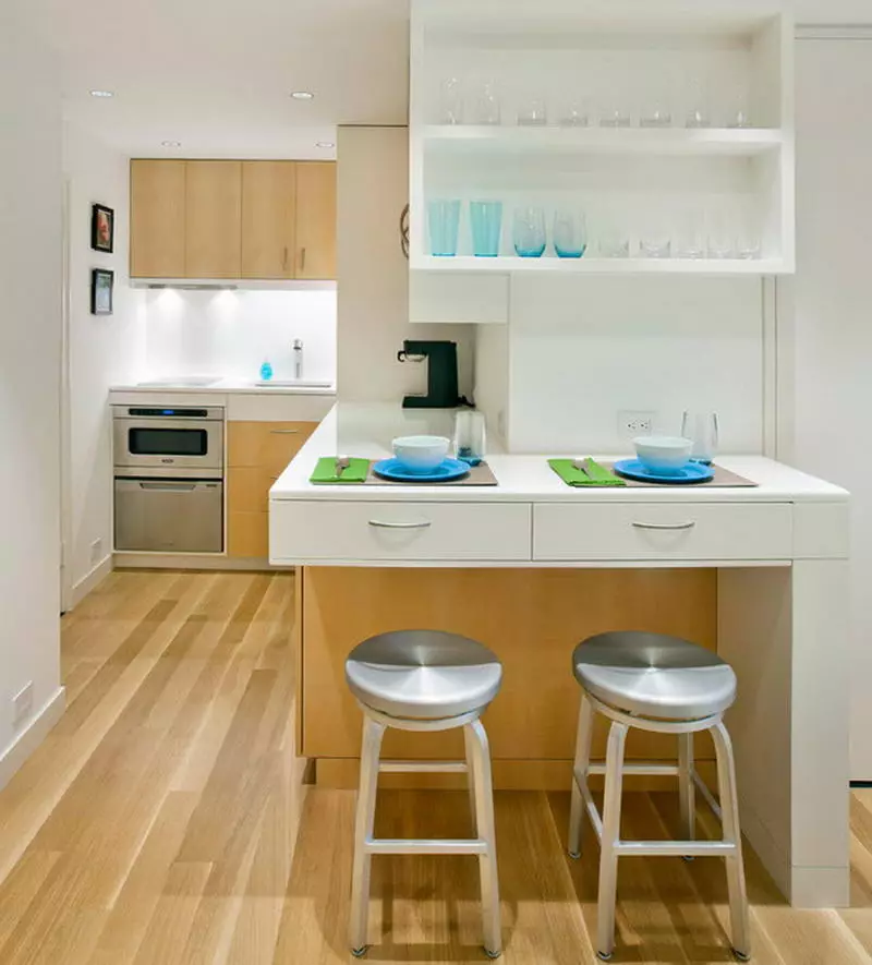 Гал тогооны өрөө (42 зураг): Энэ юу вэ? Дизайн дотоод санаанууд. Орон сууцанд гал тогооны өрөөний ничийг хэрхэн яаж цохих вэ? Хавтгай дөрвөлжин хэмжээтэй 9483_19