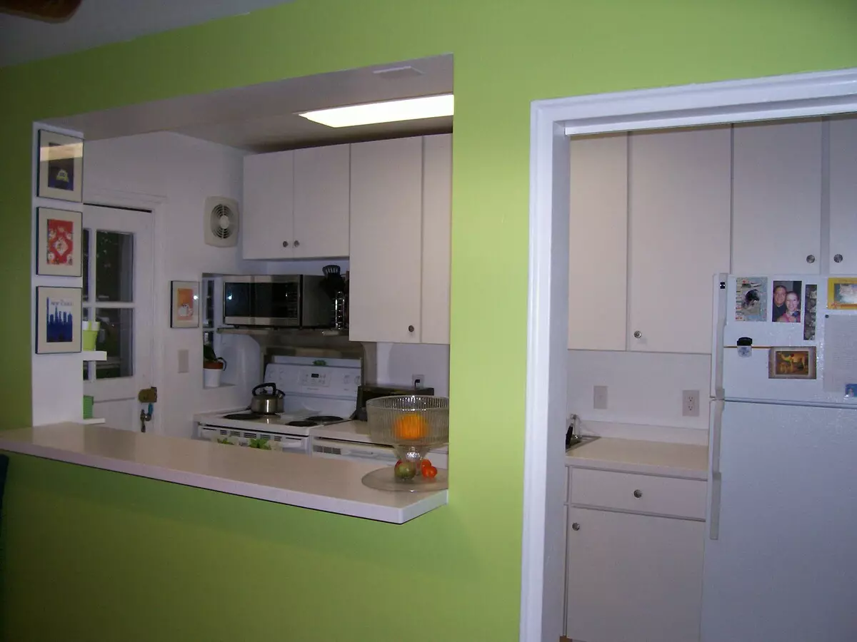 Virtuves-niša (42 fotogrāfijas): kas tas ir? Interjera dizaina idejas. Kā pārspēt virtuves nišu dzīvoklī? Minimālais kvadrātveida izmērs 9483_28