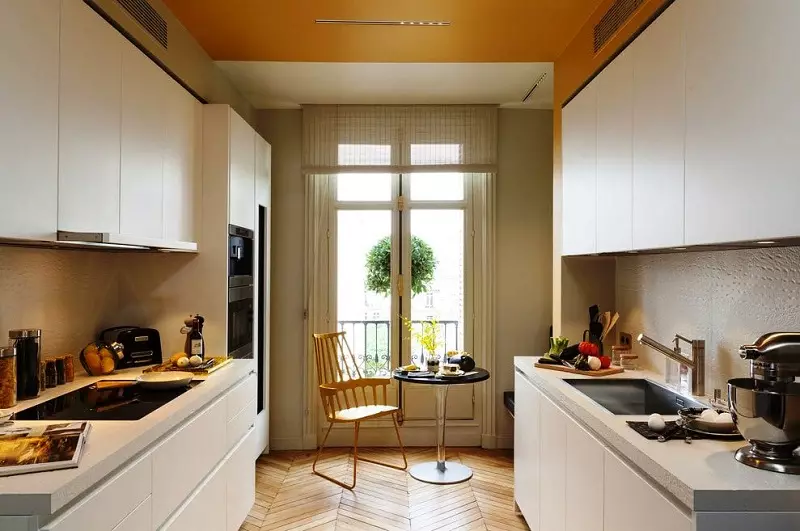 Drejtkëndëshe Kitchen Design (foto 65): Pak Kuzhina Layout Brendshme Format e një drejtkëndësh të ngushta me divan dhe ballkon, zonimit Features, Ide e bukur dhe Projekte 9484_12