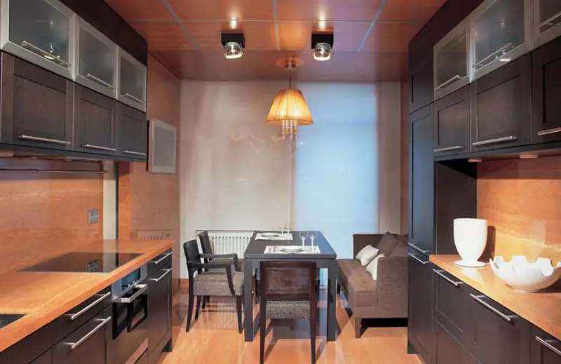Drejtkëndëshe Kitchen Design (foto 65): Pak Kuzhina Layout Brendshme Format e një drejtkëndësh të ngushta me divan dhe ballkon, zonimit Features, Ide e bukur dhe Projekte 9484_13