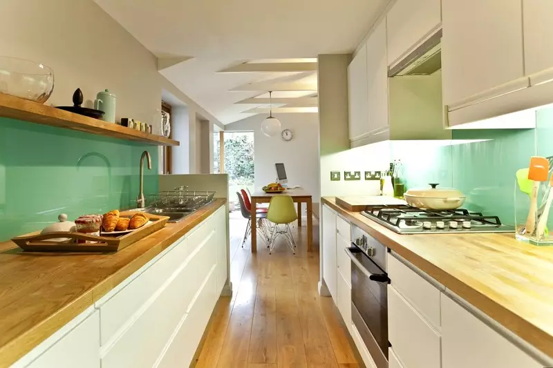 Drejtkëndëshe Kitchen Design (foto 65): Pak Kuzhina Layout Brendshme Format e një drejtkëndësh të ngushta me divan dhe ballkon, zonimit Features, Ide e bukur dhe Projekte 9484_14