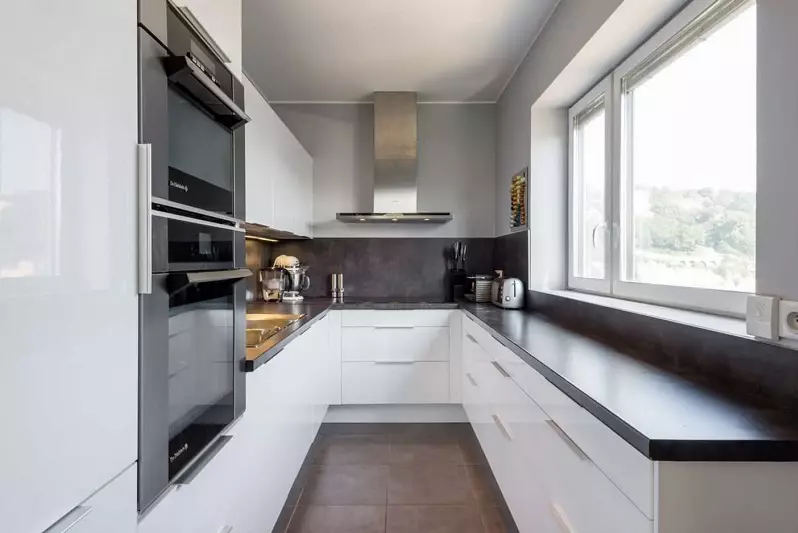 Drejtkëndëshe Kitchen Design (foto 65): Pak Kuzhina Layout Brendshme Format e një drejtkëndësh të ngushta me divan dhe ballkon, zonimit Features, Ide e bukur dhe Projekte 9484_17