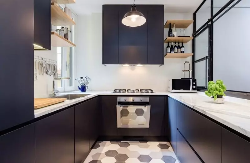 Drejtkëndëshe Kitchen Design (foto 65): Pak Kuzhina Layout Brendshme Format e një drejtkëndësh të ngushta me divan dhe ballkon, zonimit Features, Ide e bukur dhe Projekte 9484_19