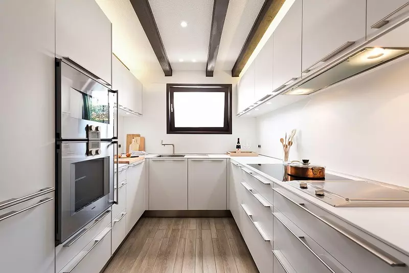 Drejtkëndëshe Kitchen Design (foto 65): Pak Kuzhina Layout Brendshme Format e një drejtkëndësh të ngushta me divan dhe ballkon, zonimit Features, Ide e bukur dhe Projekte 9484_20
