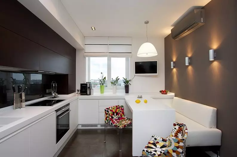 Drejtkëndëshe Kitchen Design (foto 65): Pak Kuzhina Layout Brendshme Format e një drejtkëndësh të ngushta me divan dhe ballkon, zonimit Features, Ide e bukur dhe Projekte 9484_26