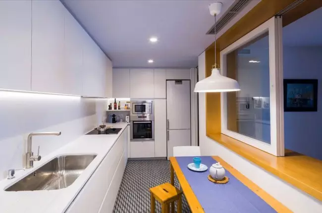 Drejtkëndëshe Kitchen Design (foto 65): Pak Kuzhina Layout Brendshme Format e një drejtkëndësh të ngushta me divan dhe ballkon, zonimit Features, Ide e bukur dhe Projekte 9484_58