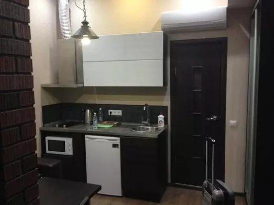 Bucătărie-hol de intrare (62 fotografii): un aspect de bucătărie combinat cu un coridor într-o casă privată și în apartament. Designul interior de bucătărie în un singur stil 9487_15