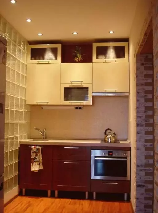 Konyha-bejárati csarnok (62 fotó): konyhai elrendezés, egy folyosóval kombinálva egy magánházban és a lakásban. Belsőépítészeti konyhacsarnokok egy stílusban 9487_42