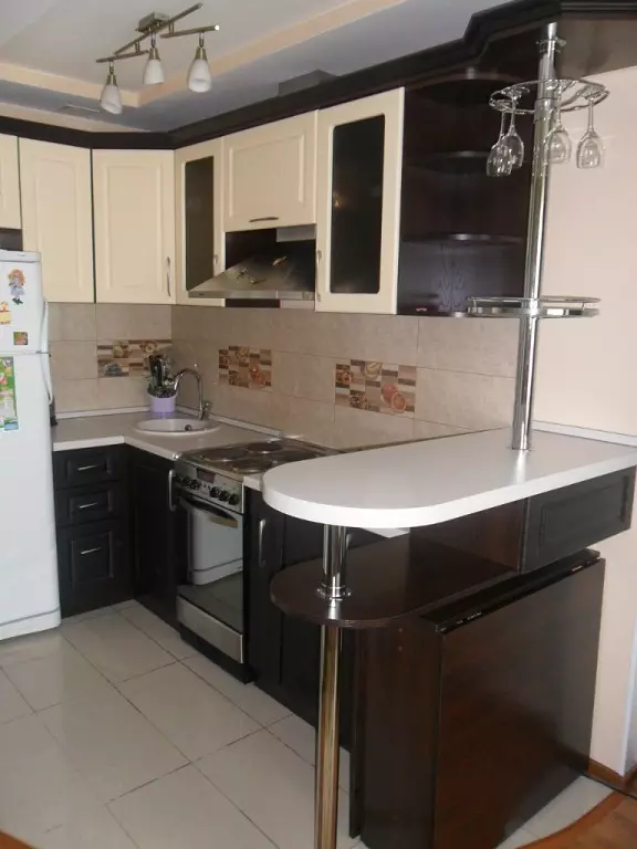Virtuvės įėjimo salė (62 nuotraukos): virtuvės išdėstymas kartu su koridoriumi privačiame name ir bute. Interjero dizaino virtuvės salės viename stiliuje 9487_61