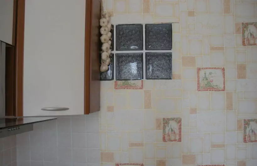 Eski evlerde daha önce yapılanlar için banyo ve khrushchev (57 fotoğraf) içindeki mutfak arasındaki pencere? Nasıl alın ve kapatır? 9492_10