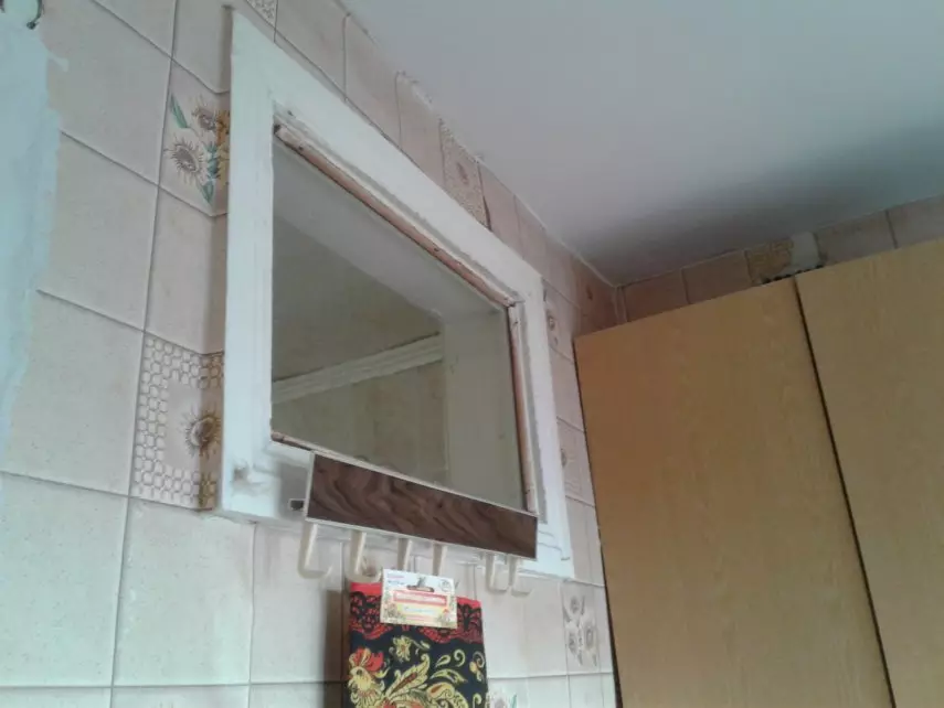 Прозорецът между банята и кухнята в Хрушчов (57 снимки) за това, което е било направено преди в старите къщи? Как да го получите и да го затворите? 9492_13